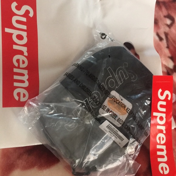 NWT authentic Supreme shoulder bag - Picture 3 of 4